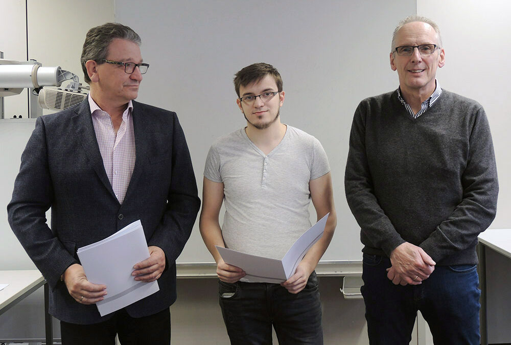 RWB Essen – Abschlussfeier 3,5 jährige Berufe Metall/Elektro 2018 – Elektroniker Gebäude- und Energietechnik Luis Hensel (Mitte) mit stellvertretendem Schulleiter Franjo Görgen (links) und seinem Klassenlehrer (rechts)