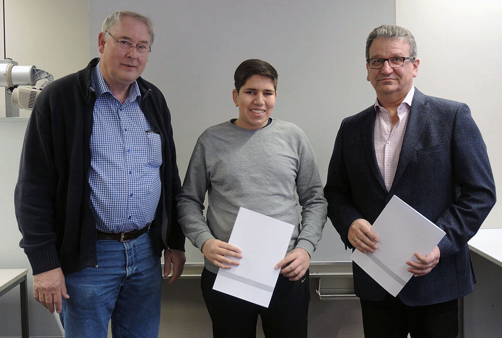 RWB Essen – Abschlussfeier 3,5 jährige Berufe Metall/Elektro 2018 – KFZ-Mechatroniker Muhammed-Ali Konuk (Mitte) mit stellvertretendem Schulleiter Franjo Görgen (rechts) und seinem Klassenlehrer (links)