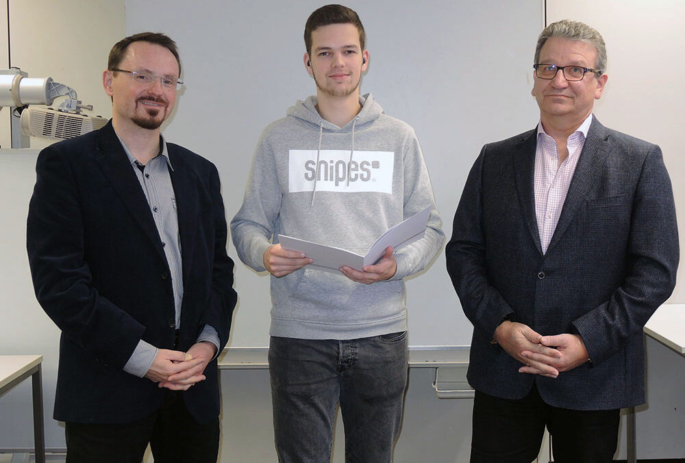 RWB Essen – Abschlussfeier 3,5 jährige Berufe Metall/Elektro 2018 – Zerspanungsmechaniker Nico Stöver (Mitte) mit stellvertretendem Schulleiter Franjo Görgen (rechts) und seinem Klassenlehrer (links)