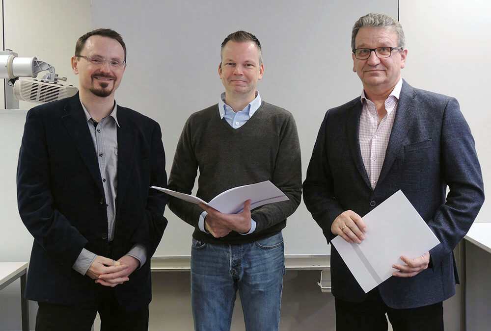 RWB Essen – Abschlussfeier 3,5 jährige Berufe Metall/Elektro 2018 – Produktdesigner Thomas Rießelmann (Mitte) mit stellvertretendem Schulleiter Franjo Görgen (rechts) und  und seinem Klassenlehrer (links)