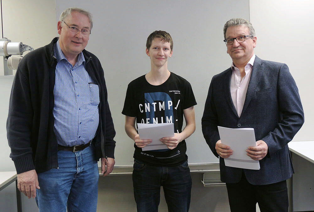 RWB Essen – Abschlussfeier 3,5 jährige Berufe Metall/Elektro 2018 – KFZ-Mechatroniker Yves Genseke (Mitte) mit stellvertretendem Schulleiter Franjo Görgen (rechts) und seinem Klassenlehrer (links)