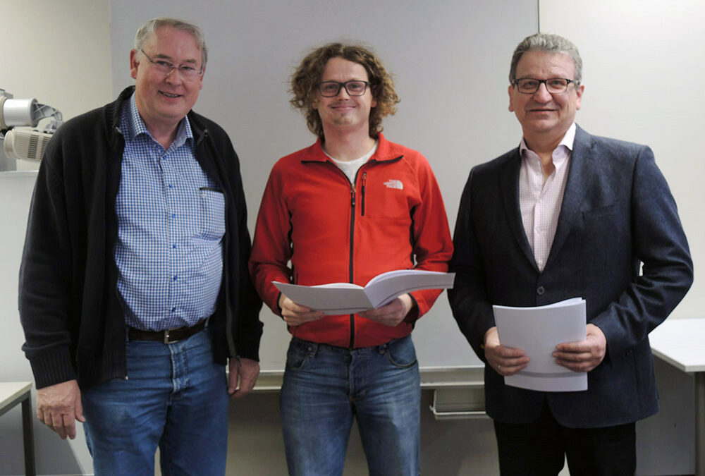 RWB Essen – Abschlussfeier 3,5 jährige Berufe Metall/Elektro 2018 – KFZ-Mechatroniker Benjamin Christ (Mitte) mit stellvertretendem Schulleiter Franjo Görgen (rechts) und seinem Klassenlehrer (links)