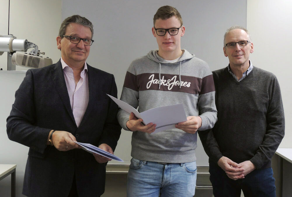 RWB Essen – Abschlussfeier 3,5 jährige Berufe Metall/Elektro 2018 – Elektroniker Betriebstechnik Hendrik Kröger (Mitte) mit stellvertretendem Schulleiter Franjo Görgen (links) und seinem Klassenlehrer (rechts)