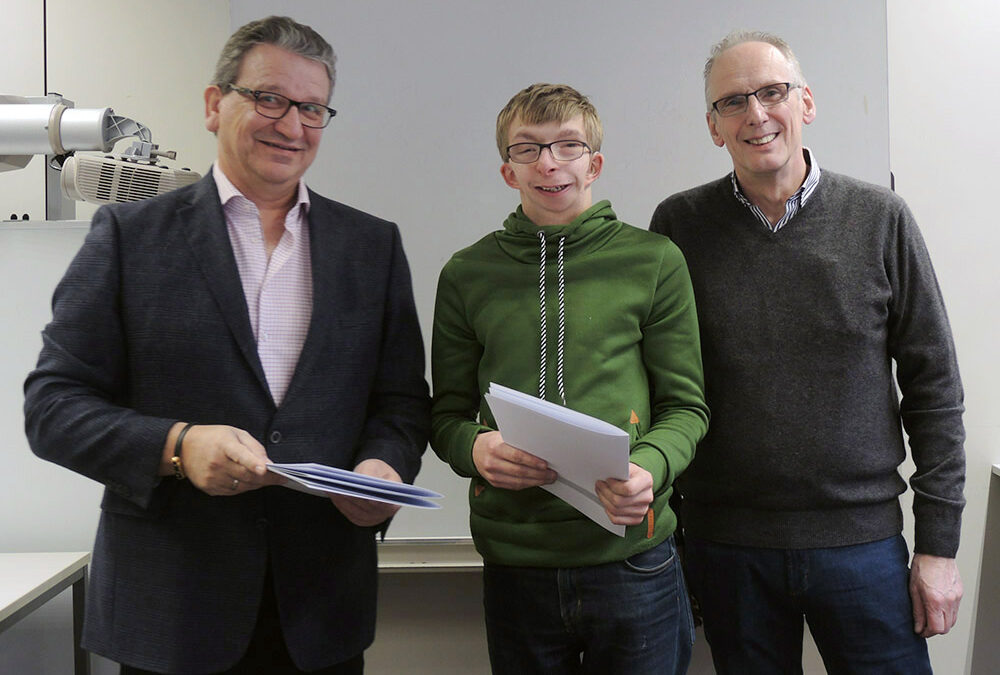 RWB Essen – Abschlussfeier 3,5 jährige Berufe Metall/Elektro 2018 – Elektroniker Gebäude- und Energietechnik Florian Seppelt (Mitte) mit stellvertretendem Schulleiter Franjo Görgen (links) und seinem Klassenlehrer (rechts)