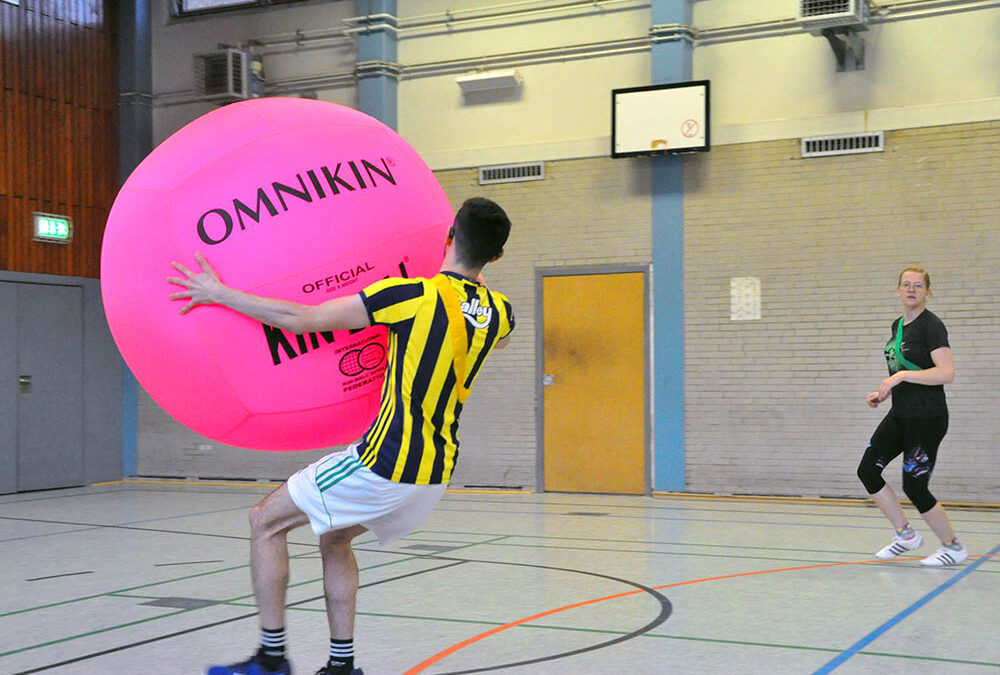 RWB Essen – Kin Ball Turnier 2018 – Ein Spieler mit dem Kin Ball.