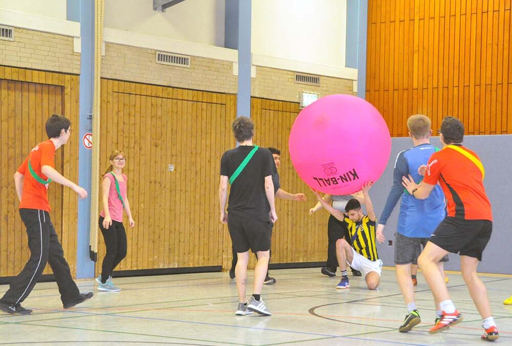 RWB Essen – Kin Ball Turnier 2018 – Ein Spieler fügt sich.