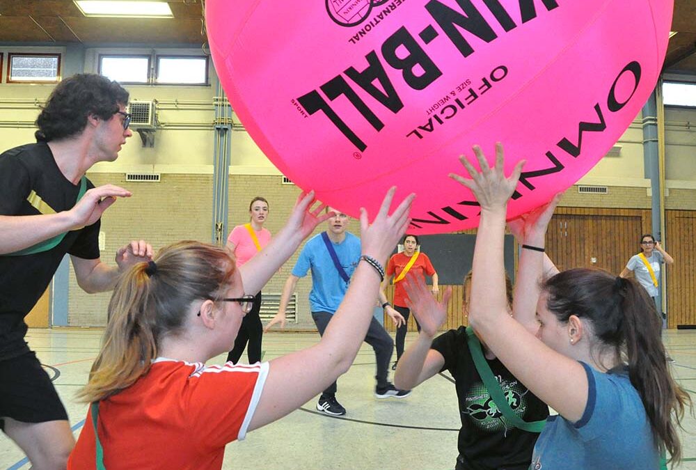 RWB Essen – Kin Ball Turnier 2018 – Ein Team ist bereit zum Abschlag.
