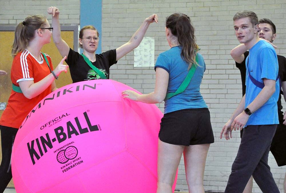 RWB Essen – Kin Ball Turnier 2018 – Ein Team berät sich.