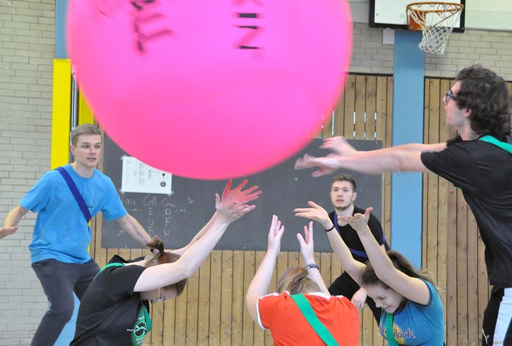 RWB Essen – Kin Ball Turnier 2018 – Ein Team macht den Abschlag.