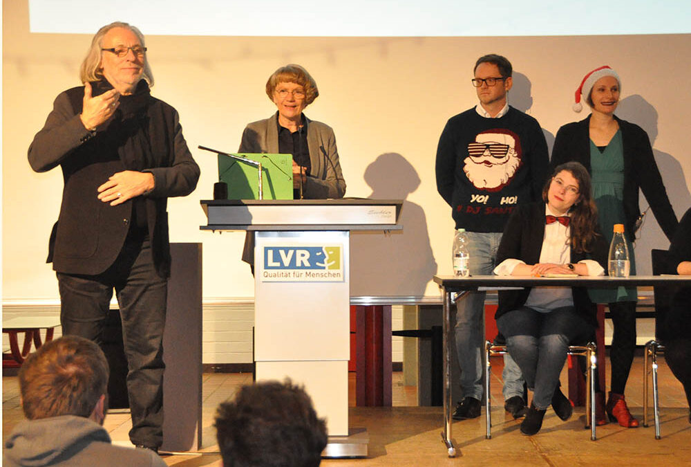 RWB Essen – Kunstauktion 2018 – Die Schulleiterin eröffnet die Kunstauktion.
