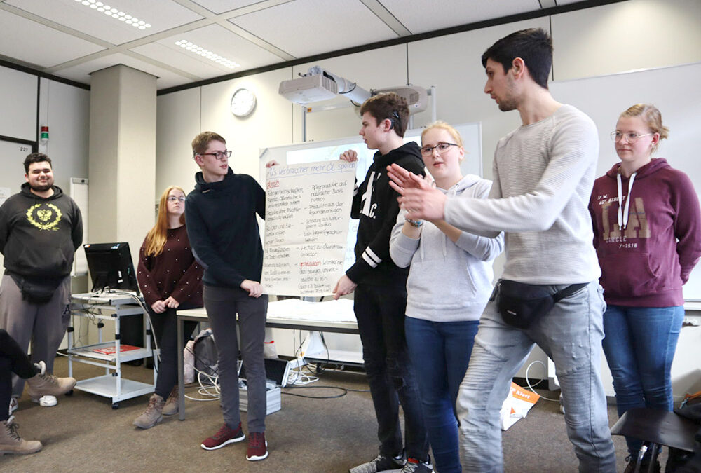 RWB Essen – GL-Projekttag 13er Klassen – Präsentation der Arbeitsgruppe zum Thema Erdöl