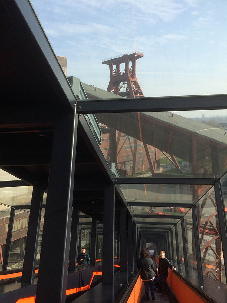 RWB Essen - Besuch des Red Dot Design Museums - Rolltreppe zum Besucherzentrum der Zeche Zollverein