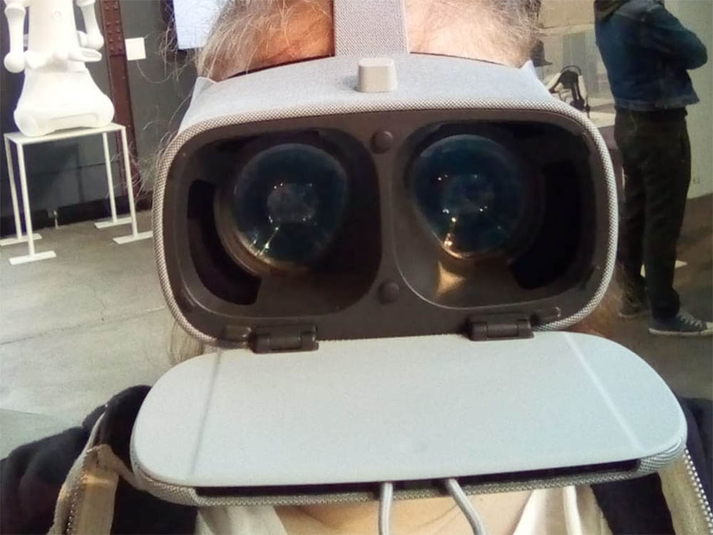 RWB Essen - Besuch des Red Dot Design Museums - Ausstellungsobjekte - Virtuelle Brillen zum Anprobieren