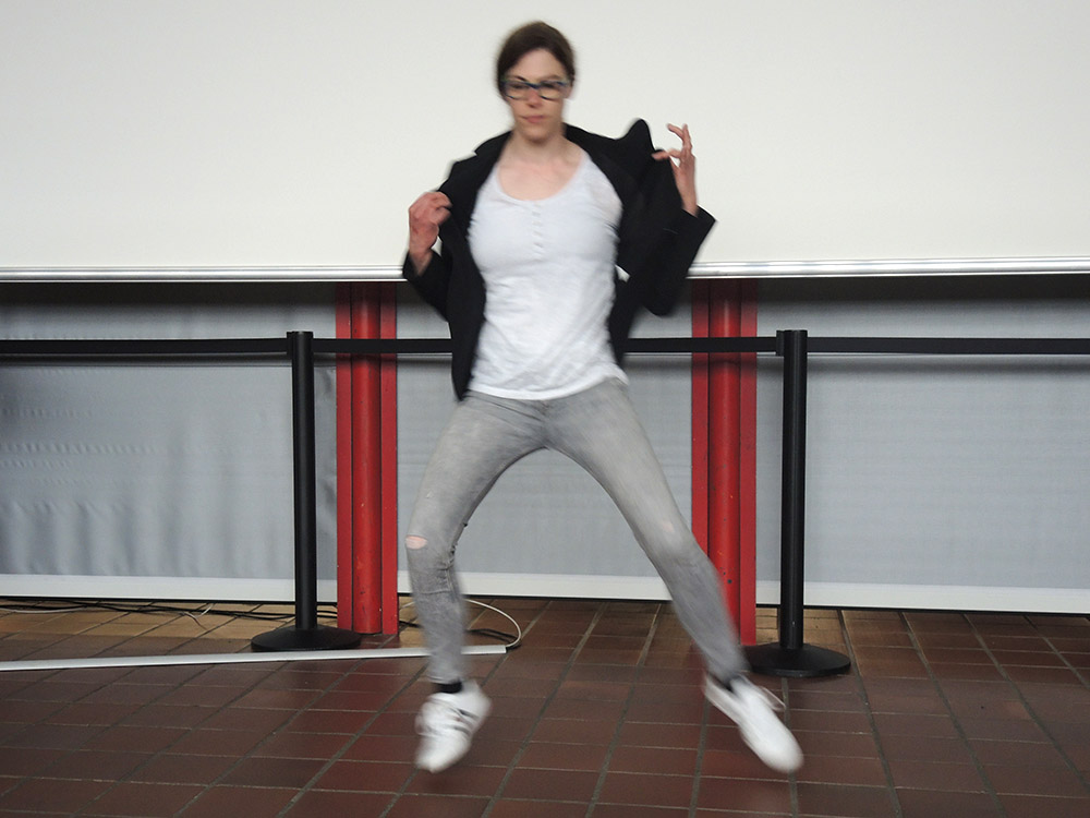 RWB Essen - RWB Essen - Abschlussfeier der Abteilung Technik - Die Absolventin Katja führt einen energiegeladenen Tanz zu Musik von Michael Jackson vor.