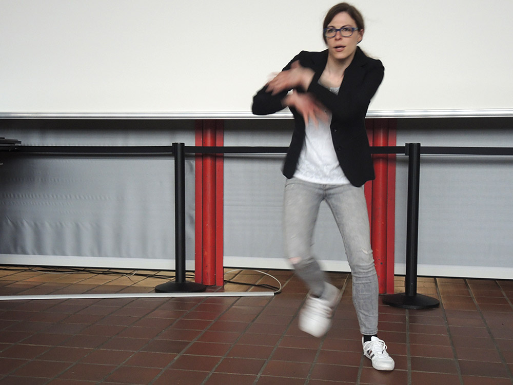 RWB Essen - RWB Essen - Abschlussfeier der Abteilung Technik - Die Absolventin Katja führt einen energiegeladenen Tanz zu Musik von Michael Jackson vor.