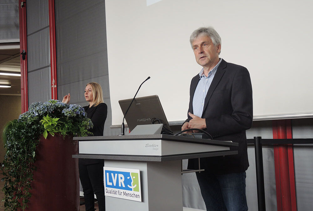 RWB Essen – Abschlussfeier der Abteilung Technik 2019 – Herr Leven begrüßt alle Teilnehmerinnen und Teilnehmer der Abschlussfeier.