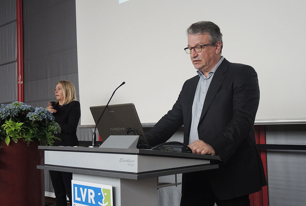 RWB Essen – Abschlussfeier der Abteilung Technik 2019 – Herr Görgen wünscht allen Absolventinnen und Absolventen alles Gute für die berufliche Zukunft.