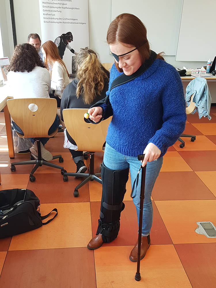 RWB Essen - Projekttag in der Berufsfachschule Gesundheit - Alterssimulation - Verschiedene Bandagen simulieren Schmerzen in den Gelenken.