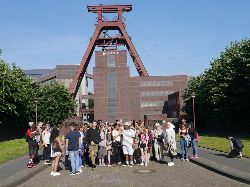 RWB Essen - Besuch der Zeche Zollverein - Alle sammeln sich am Treffpunkt auf dem Gelände.
