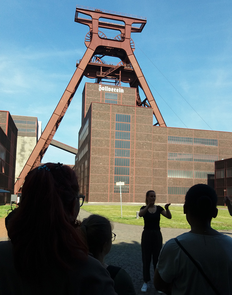 RWB Essen - Besuch der Zeche Zollverein - Die Architektur der Zeche Zollverein orientiert sich am Bauhausstil.