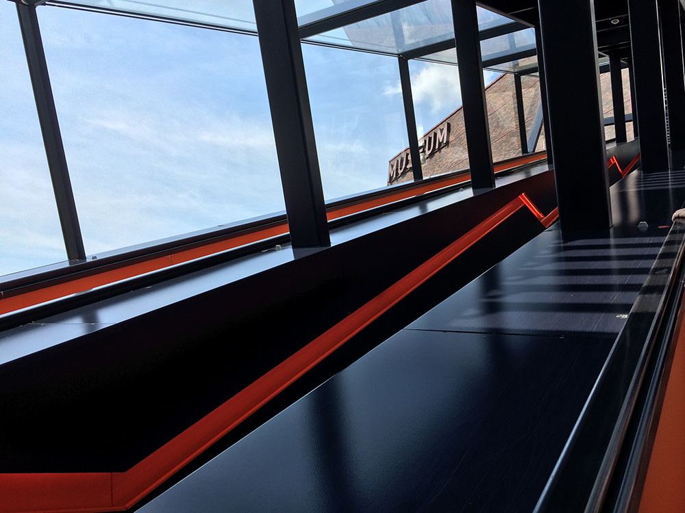 RWB Essen - Besuch der Zeche Zollverein - Nach der Führung geht es mit der Rolltreppe zum Besucherzentrum und über sehr viele Stufen hinauf auf´s Dach.