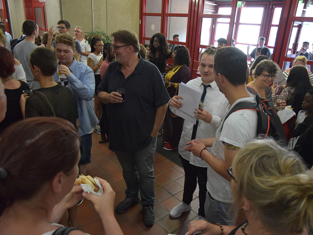 RWB Essen - Abschlussfeier der Berufsfachschule 2019 - Nach der Zeugnisübergabe wird noch bei Getränken und Snacks weitergefeiert.