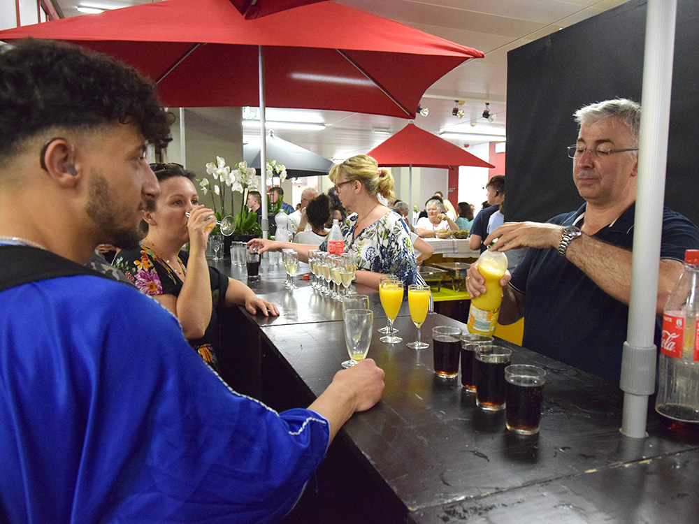 RWB Essen - Abschlussfeier der Berufsfachschule 2019 - Nach der Zeugnisübergabe wird noch bei Getränken und Snacks weitergefeiert.