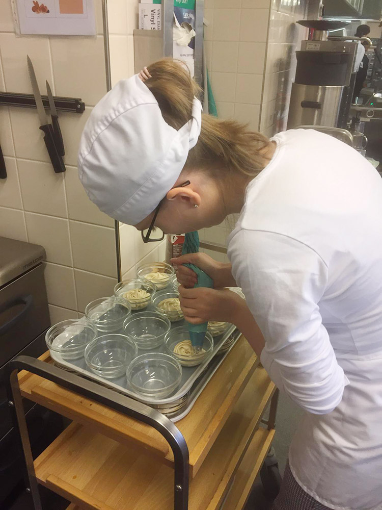 RWB Essen - Auslandspraktikum in Finnland 2019 - Arbeit in der Backstube - Johanna bereitet das Dessert "Kaffemousse" vor.