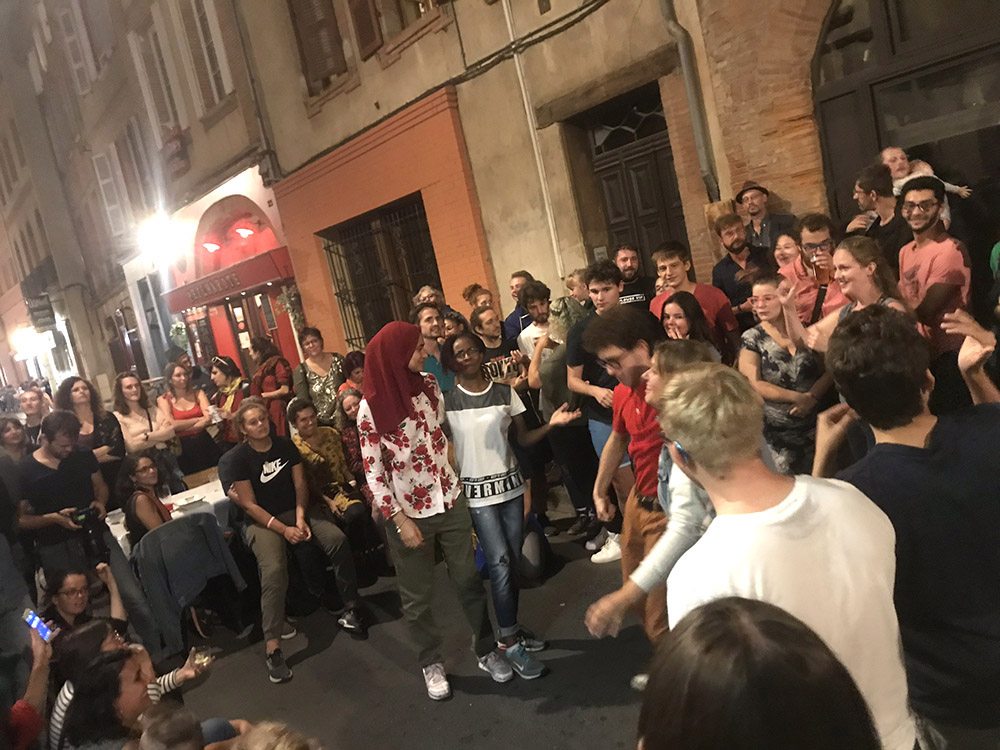 RWB Essen - Studienfahrt nach Toulouse 2019 - Tag 3 - Deaf Battle - Zwei Schülerinnen trauen sich.