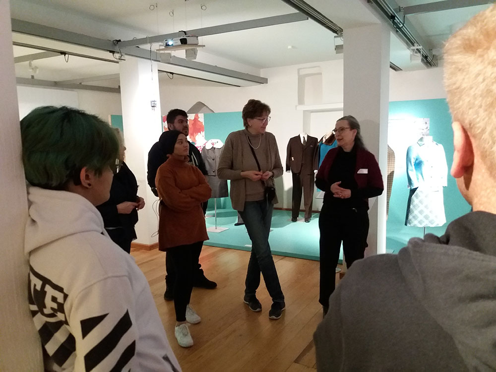 RWB Essen - Besuch des Textilmuseums in Ratingen - Ausstellung 60er Jahre Mode - Führung durchs Museum
