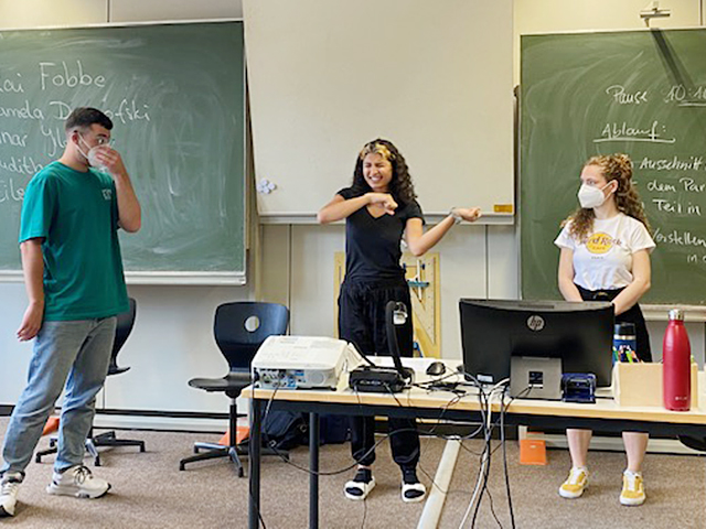 RWB Essen - Proben und Aufnahmen für das Theater-Film-Projekt am RWB - Die Schülerinnen und Schüler interpretieren einen Ausschnitt des Theaterstücks "Endspiel" von Samuel Beckett in Gebärdensprache.