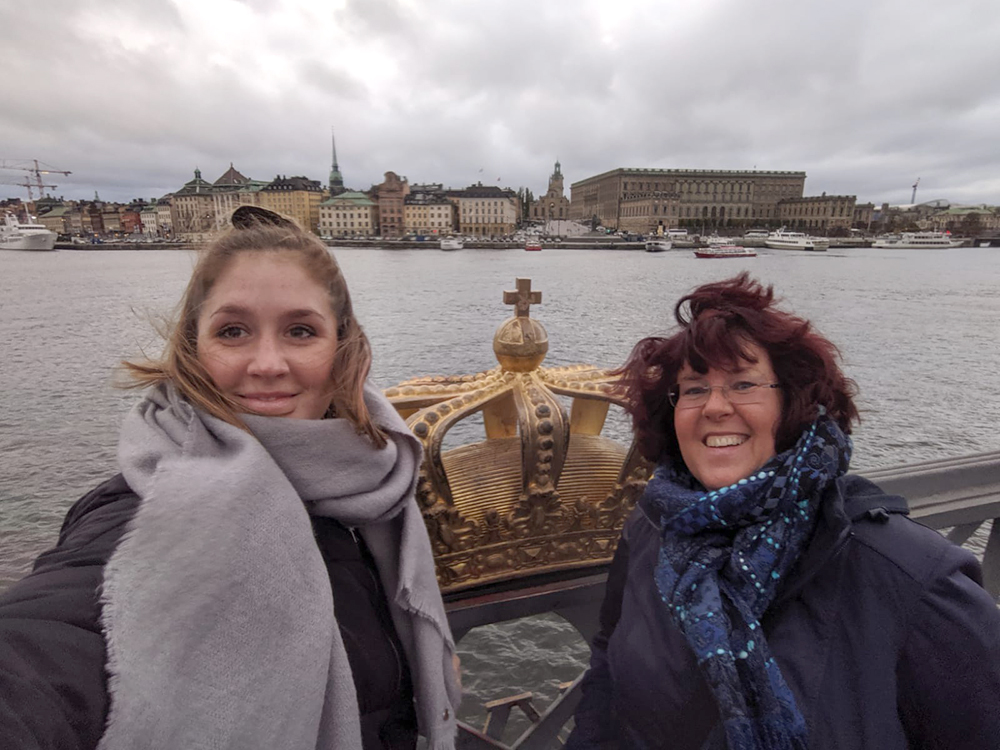 RWB Essen - Erasmus+ Praktikum im Ausland - Elaine und ihre RWB-Praktikumsbetreuerin Frau Birghan bei einer Stadttour durch Örebro