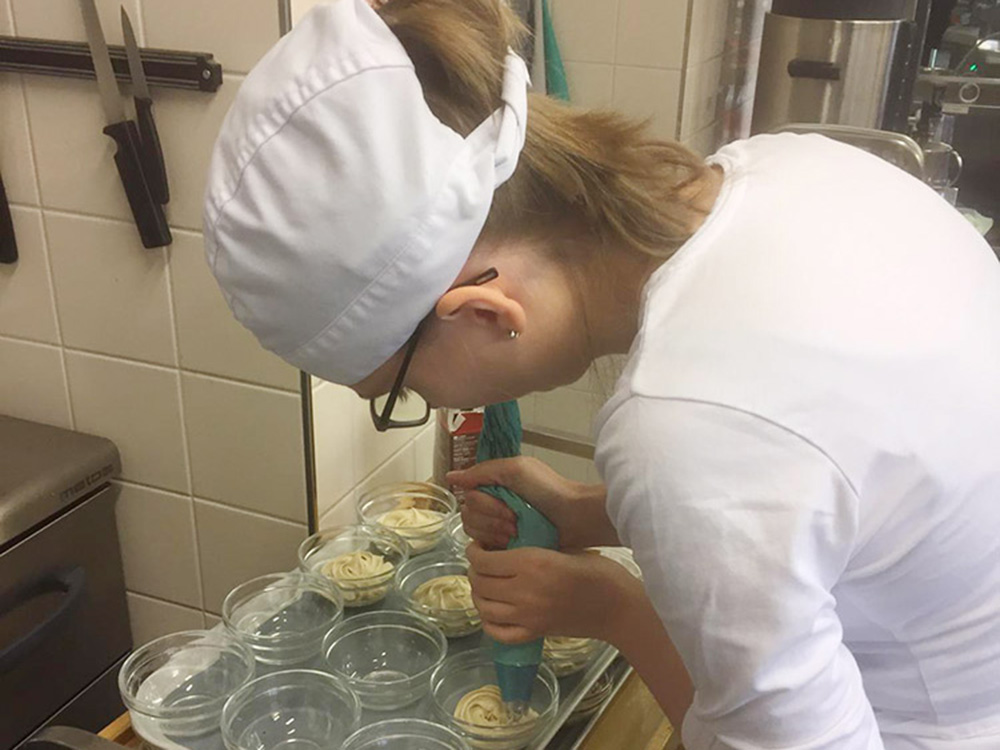 RWB Essen - Erasmus+ Praktikum im Ausland - Johanna bei der Arbeit in der Bäckerei