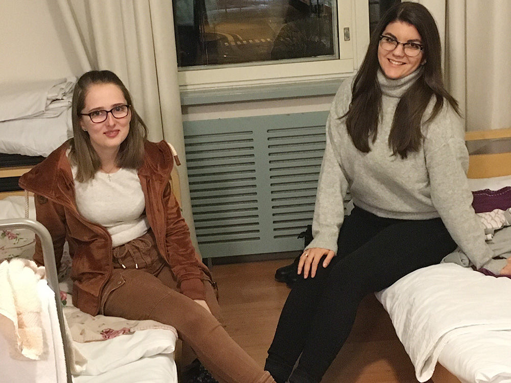 RWB Essen - Erasmus+ Praktikum im Ausland - Lejla und Johanna in ihrem Zimmer in Helsinki