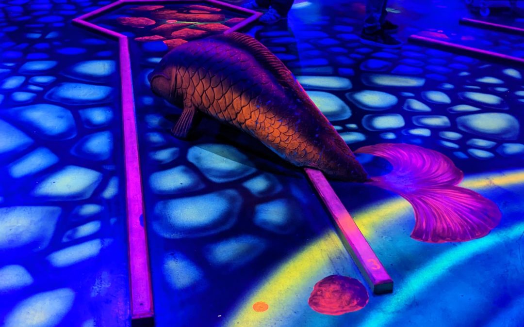 Echt verrückt: 3D Schwarzlicht-Minigolf